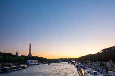 Paris, Fransa - 29 Ağustos 2019: Paris, Fransa ve Avrupa 'nın en ikonik simgelerinden biri olan Eyfel Kulesi.