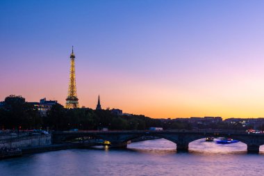 Paris, Fransa - 29 Ağustos 2019: Paris, Fransa ve Avrupa 'nın en ikonik simgelerinden biri olan Eyfel Kulesi.