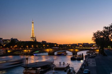 Paris, Fransa - 29 Ağustos 2019: Paris, Fransa ve Avrupa 'nın en ikonik simgelerinden biri olan Eyfel Kulesi.