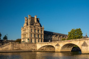 Paris, Fransa - 29 Ağustos 2019: Pont Royal (Kraliyet Köprüsü) ve Seine Nehri, fotoğrafın arkasında Louvre ile.