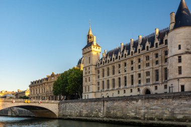 Paris, Fransa - 29 Ağustos 2019: Eski bir hapishane olan Seine nehri üzerindeki Değişim ve Conciergerie Kalesi, Cite Adası 'nın batısında yer almaktadır ve bugün Palais de Justice' in bir parçasıdır..