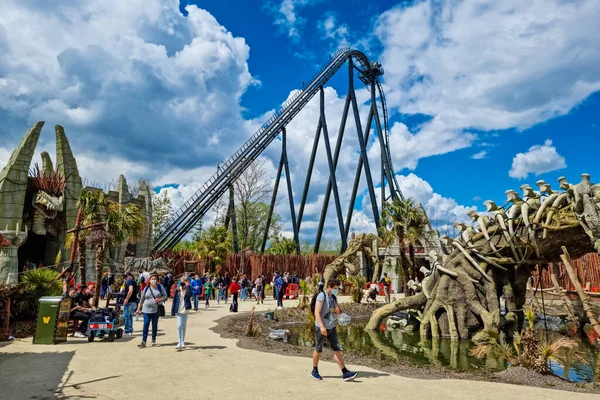 Wavre, Belçika - 14 Mayıs 2021 İnsanlar Walibi Belçika 'da iyi vakit geçiriyor. Bu yeni oyun, Kondaa, Benelux 'un en yüksek ve en hızlı treni..