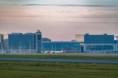 Brüksel, Belçika - 22 Kasım 2025: TAP Air Portugal Airbus A320 aile otobüsü Brüksel Havalimanı önünde yumuşak pastel gökyüzü altında taksicilik.