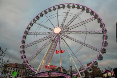 Brüksel, Belçika - 30 Kasım 2025: Kış Harikaları etkinliğinde aydınlatmalı dönme dolap 'The View', yapısının altında Lotto markalaşması görülebilir.