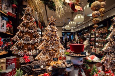 Aachen, Almanya - 04 Aralık 2025: Noel ağacı ve geleneksel tatlılar bayram sezonu boyunca bir festival dükkanında sergilendi.