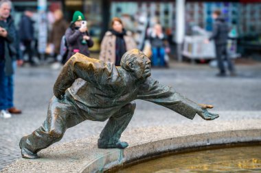 Aachen, Almanya - 04 Aralık 2024: Karl-Henning Seemann 'ın Kreislauf des Geldes heykel çeşmesinden bronz bir figürün yakın çekimi.