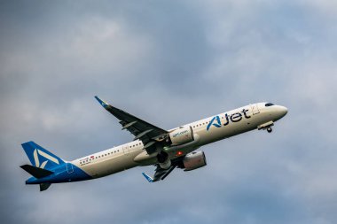 Brüksel, Belçika - 21 Aralık 2025: AJet Airbus A320 yolcu uçağı Brüksel Havalimanı 'ndan görünür havayolu üniformasıyla bulutlu gökyüzüne karşı havalanacak.