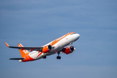 Brüksel, Belçika - 21 Aralık 2025: Easy Jet Airbus A320 yolcu uçağı açık mavi gökyüzüne karşı Brüksel Havaalanı 'ndan kalkacak..