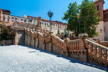 Teruel, İspanya - 15 Ağustos 2022: Turistler kentin göbeğindeki tarihi Mudejar tarzı merdiven olan Escalinata del Ovalo 'da yürüyorlar.