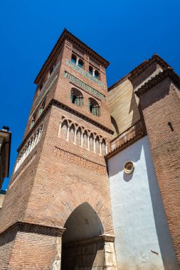 San Pedro Kilisesi 'nin mudejar tarzı çan kulesi. Karmaşık tuğlalar ve mavi gökyüzünün altında seramik süslemeler..