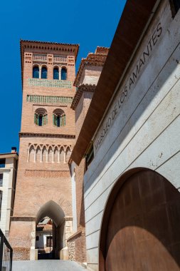 Teruel, İspanya - 15 Ağustos 2022: San Pedro Kilisesi 'nin Mudejar kulesinin yanındaki Mausoleo de los Amantes manzarası.