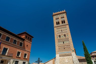 Teruel, İspanya - 15 Ağustos 2022: İkonik San Martin Kulesi dekoratif tuğla ve renkli seramik seramik döşemeleri ile Mudejar mimarisini sergiliyor.