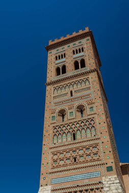 Teruel, İspanya - 15 Ağustos 2022: Süslü Mudejar tarzı San Martin Kulesi, tuğla desenleri ve seramik dekorasyonlar sergileniyor.