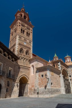 Teruel, İspanya - Katedralin Mudejar tarzı çan kulesi tuğla cepheli ve seramik kaplamalı, açık mavi gökyüzünün altında.