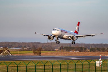 Brüksel, Belçika - 08 Şubat 2026: Avusturya Havayolları Airbus A320, iniş öncesi iniş yapıyor..
