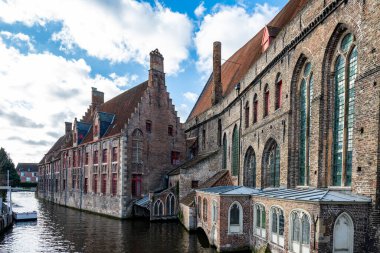 Sint-Janshospitaal 'ın ortaçağ tuğla binaları Belçika' nın tarihi merkezindeki sessiz bir kanal boyunca yansıdı..