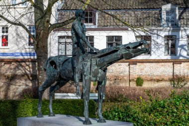 Bruges, Belçika - 14 Şubat 2026: Rik Poot 'un 1987 yılında Brüksel' in tarihi merkezine yerleştirdiği Mahşerin Mahşerin Dört Atlısı heykellerinden biri..