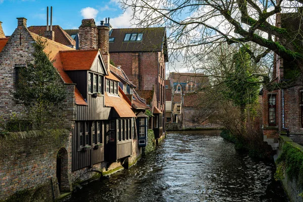 Belçika 'nın Bruges kentinin tarihi merkezinde Bonifacius Köprüsü' nden görülen geleneksel kanal evleri.