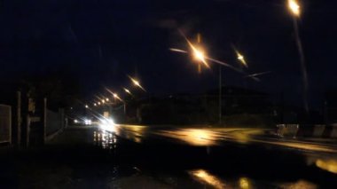 Geceleri araba trafikte yağmur