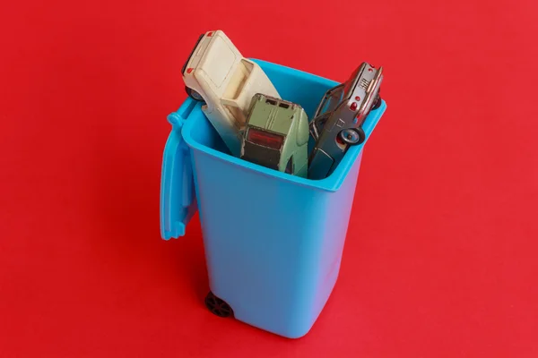 İkinci el araba ile çöp kutusu içinde