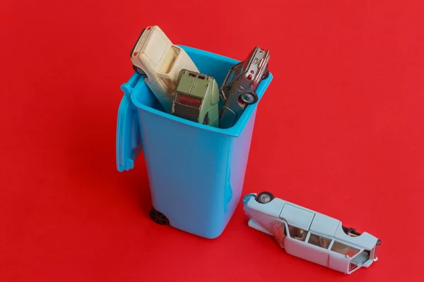 İkinci el araba ile çöp kutusu içinde