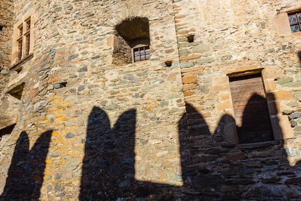 FENIS, ITALIA-SETTEMBRE 5.La facciata del castello di Fenis in Valle d'Aosta con le sue mura e le sue torri difensive il 5 settembre 2016, a Fenis — Foto Stock