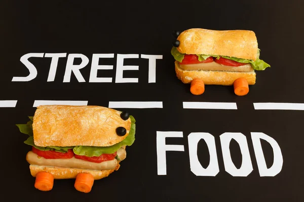 İki sandviç şekilli araba sokak yemeklerinin etkinliğini temsil ediyor