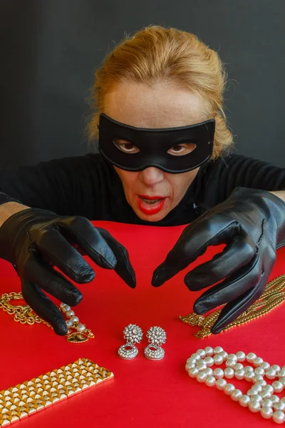 bir kadın hırsız mücevherleri çalacak