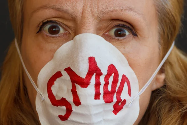 Bir kadının smog korkusuyla bakan gözler Telifsiz Stok Imajlar