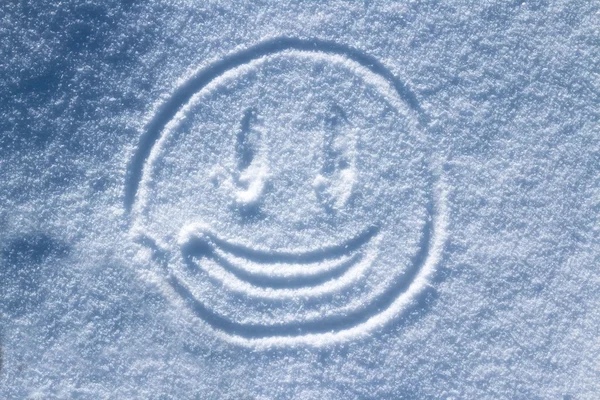 Cara sonriente en la nieve — Foto de Stock