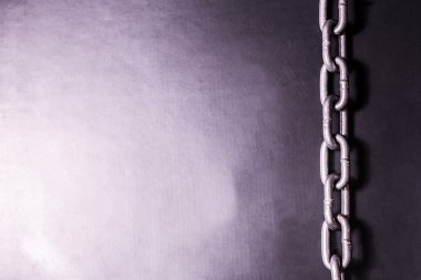 karanlık bir arka plan üzerinde çelik zincir