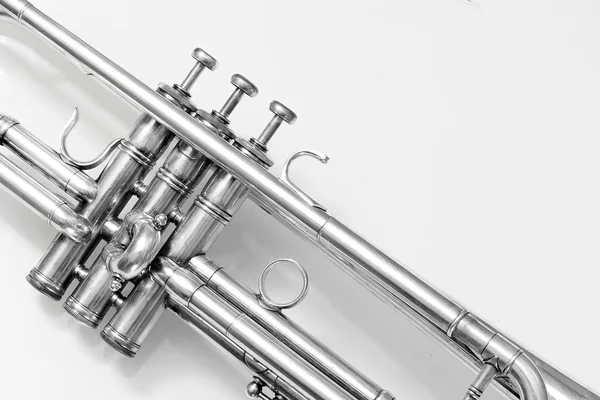 Ezüst trombita fehér háttér — Stock Fotó