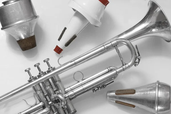 Gümüş trompet ve beyaz arka plan üzerinde sesini kapatma
