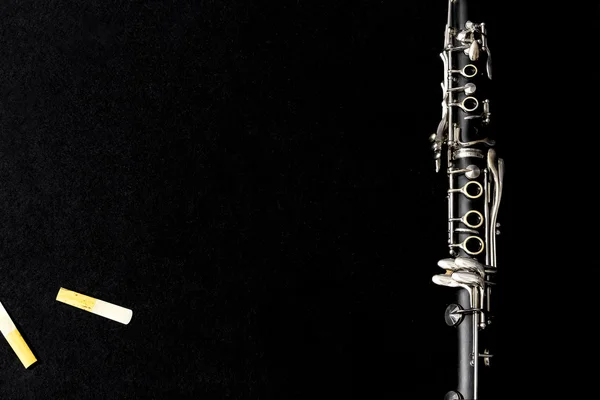 klarnet ve sazlık siyah bir zemin üzerine