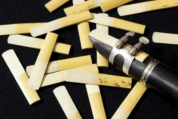 The clarinet and reeds on a black background — Stock Photo, Image