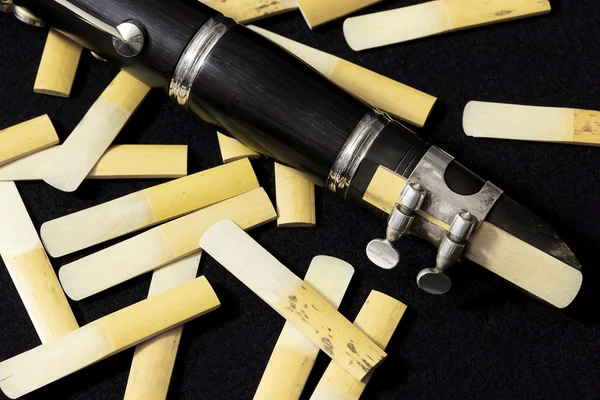 The clarinet and reeds on a black background — Stock Photo, Image