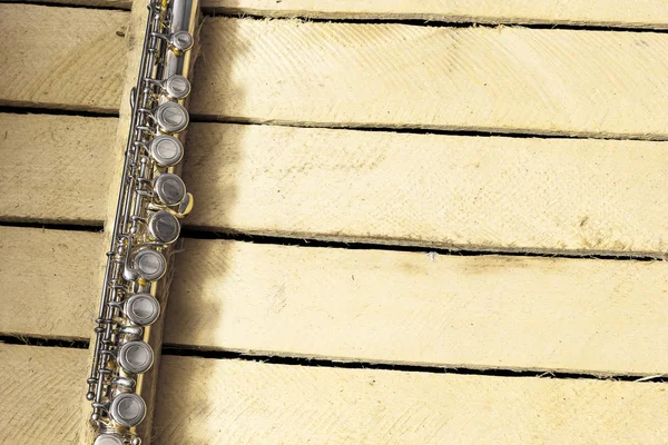 Detalle de flauta sobre fondo de madera — Foto de Stock