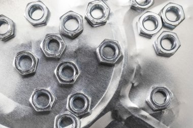 bir sürü metal fındık