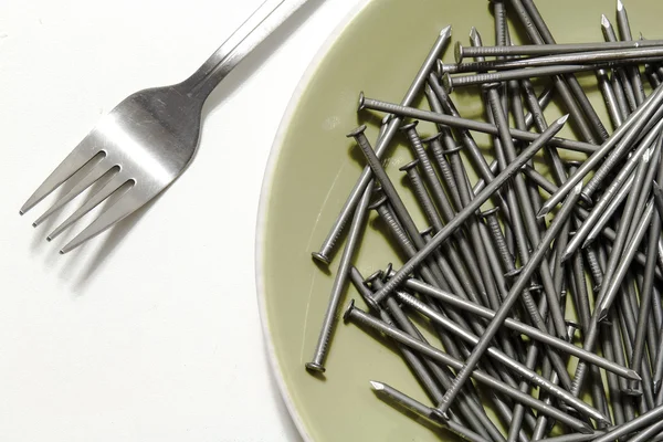 çatal ve plaka üzerinde çivi