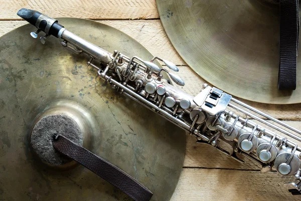 saksafon ahşap arka plan üzerinde