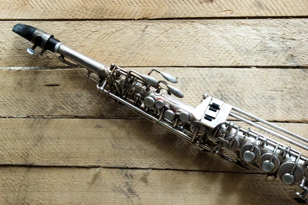 ahşap arka plan üzerinde soprano saksafon
