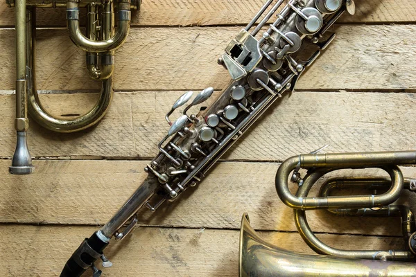 Saksofon na drewniane tła — Zdjęcie stockowe