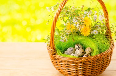 Bıldırcın yumurta Paskalya için hasır sepet