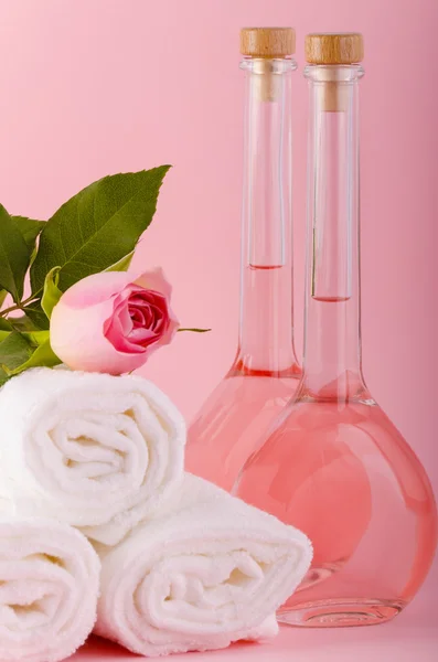 Bouteilles à l'huile de rose — Photo