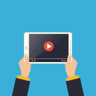 Elinde tablet bilgisayar tutan bir adam.