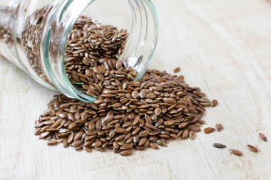 cam kavanozdan dökülen keten tohumu