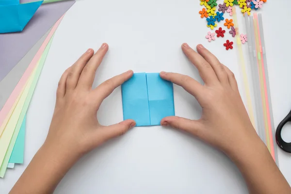 Manos de los niños hacer origami —  Fotos de Stock