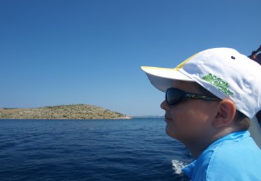 Tekne görünümünden hayran çocuk