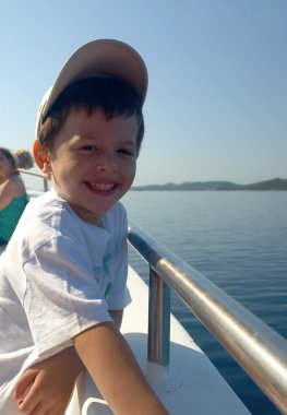 Küçük çocuk bir seyahat gemisinde