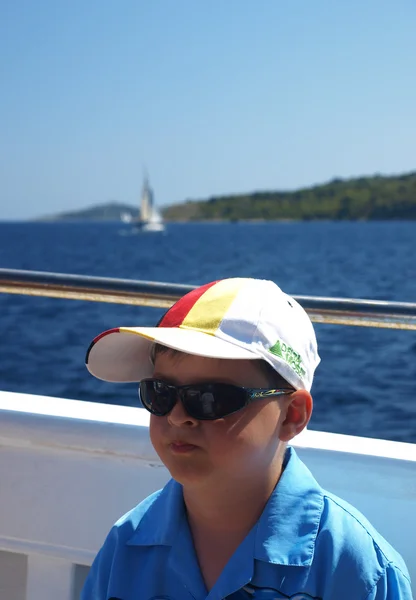 Chico veraneante en un barco a Kornati —  Fotos de Stock